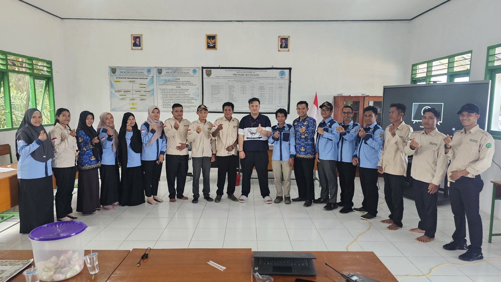 Bupati Lamandau meninjau Kegiatan IHT Guru SMA-SMK se Batang Kawa